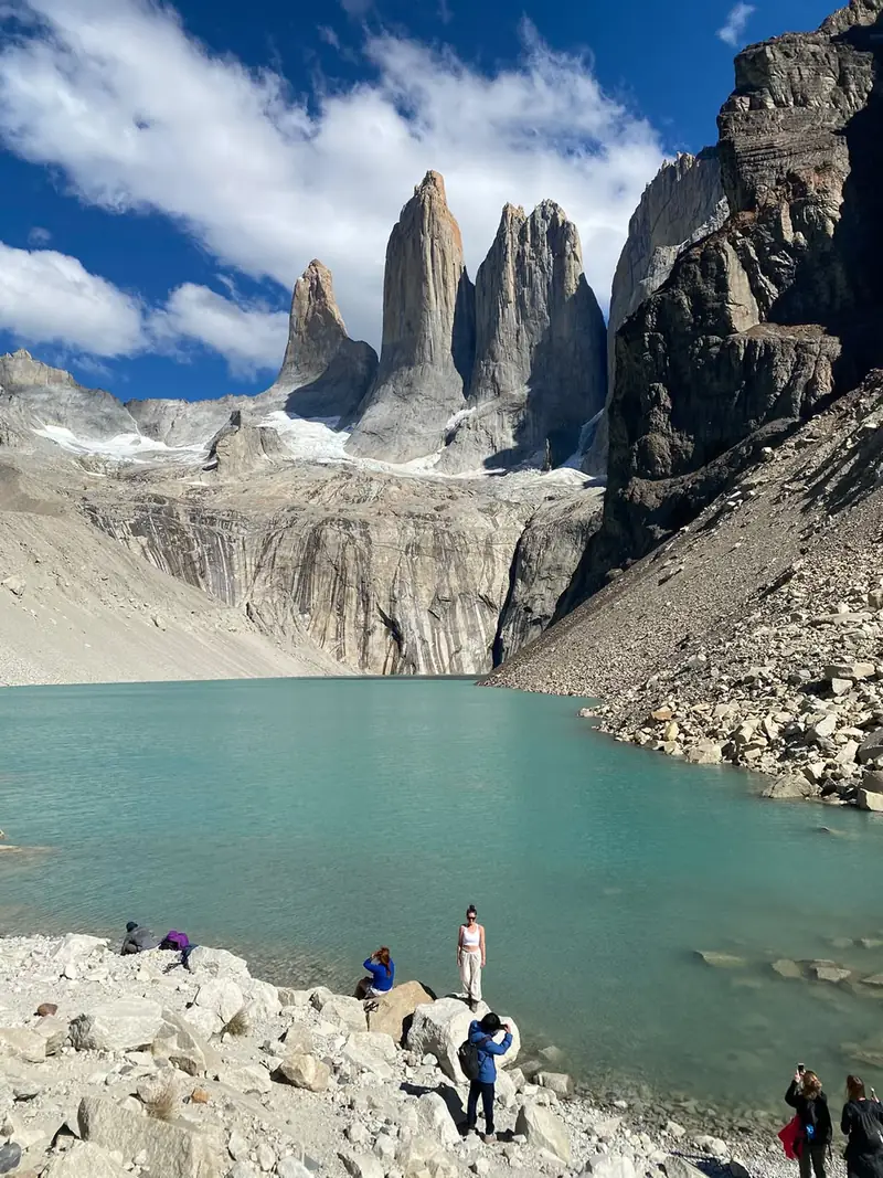 Viajeros en el mirador Base Torres, frente a las Torres del Paine